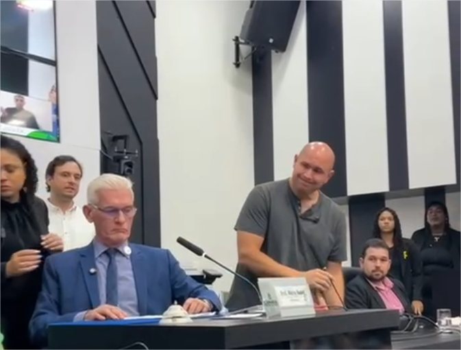 Prefeito Abilio abandona audiência na Câmara após sindicalista usar o termo ‘todes’