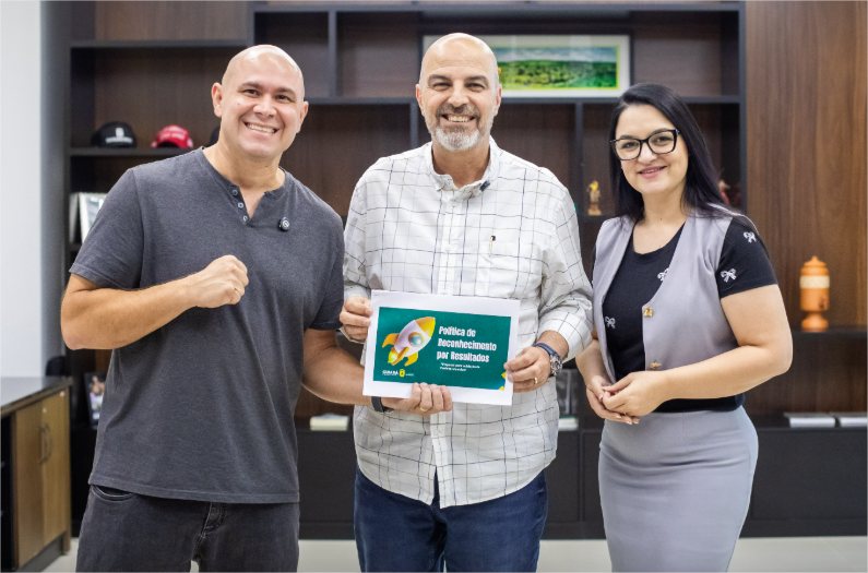 Prefeito anuncia prêmios de R$ 10 mil e bônus salarial aos professores e técnicos