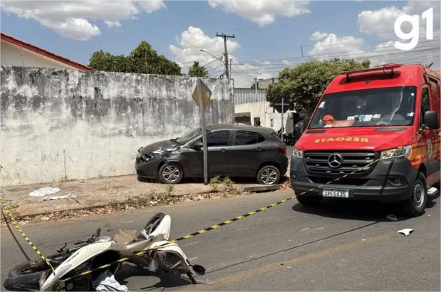 Adolescente de 15 anos em moto morre esmagado entre carro e muro em MT; vídeo