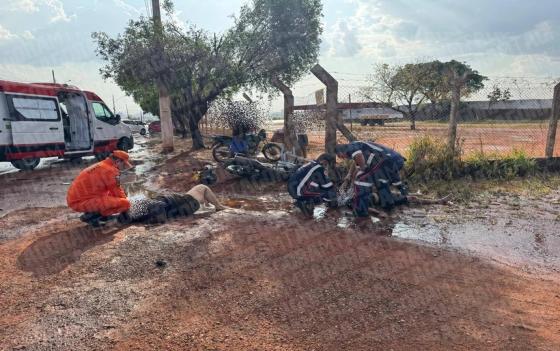 Carro invade contramão, acerta moto e mata mulher em MT; veja vídeo