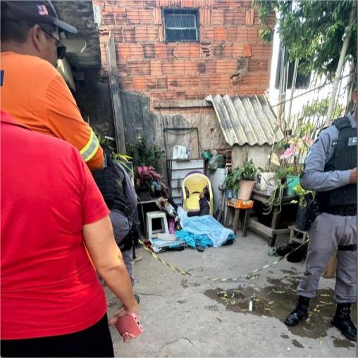 Idoso sobe na cadeira, cai, bate a cabeça e morre no quintal de casa em Cuiabá
