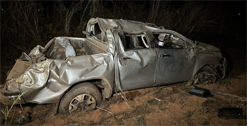 Hilux capota na Estrada do Manso e deixa 4 pessoas feridas