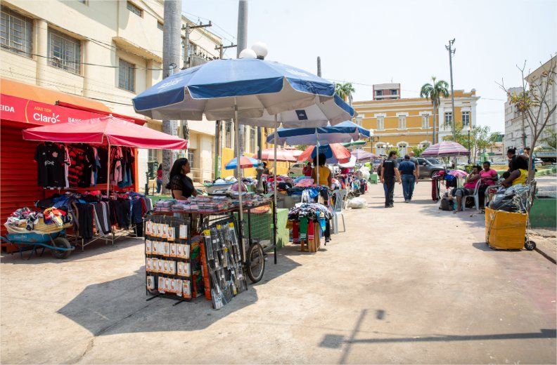 Prefeito e secretária de Ordem Pública fiscalizam desocupação de calçadas no centro de Cuiabá