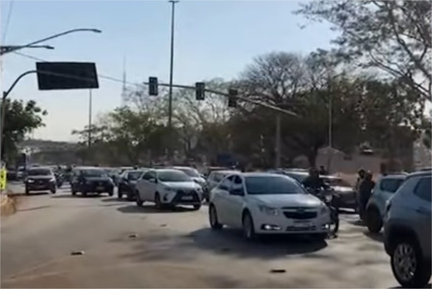 Avenida do CPA vira tormento para motoristas; veja vídeo
