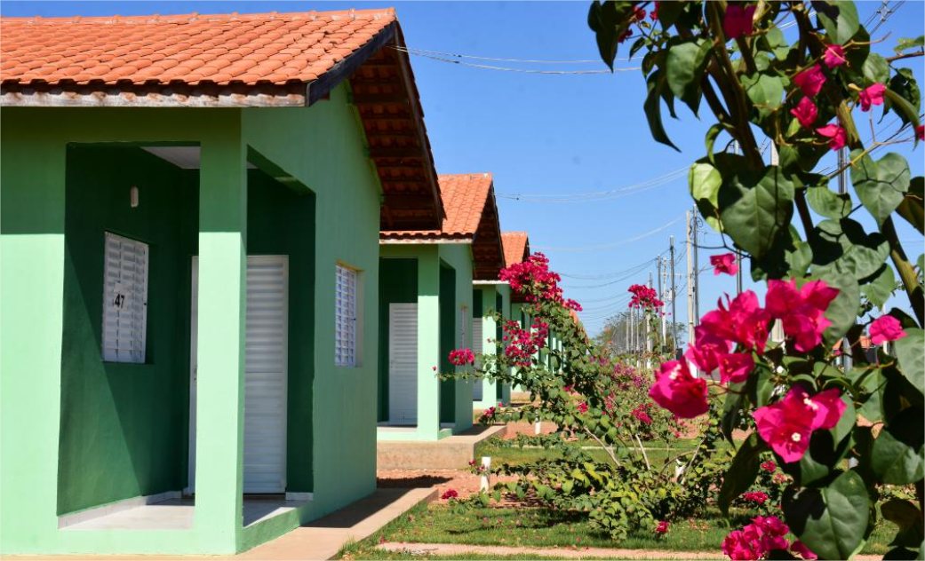 Primeira-dama de MT entrega casas sorteadas durante Casamento Abençoado