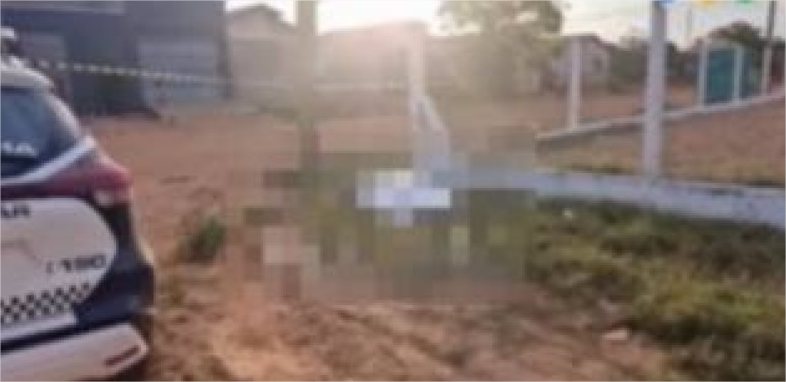 Padrasto e enteado são executados a tiros e crianças seguem jogando futebol ao lado de corpo