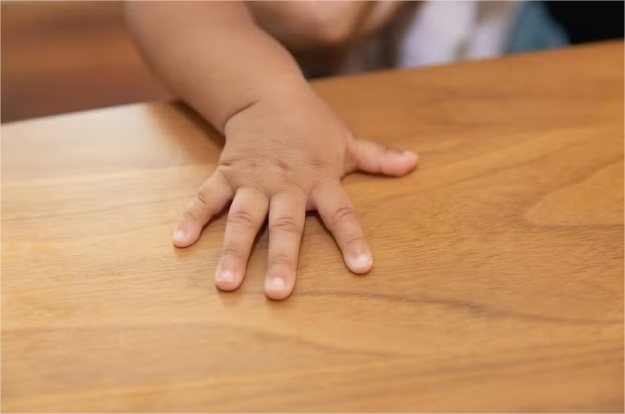 Criança de 3 anos foge de casa após agressão do pai e é encontrada sozinha em rua de MT