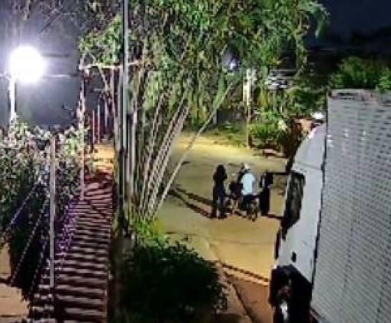Câmeras mostram jovem rendida por criminoso em bairro de Cuiabá