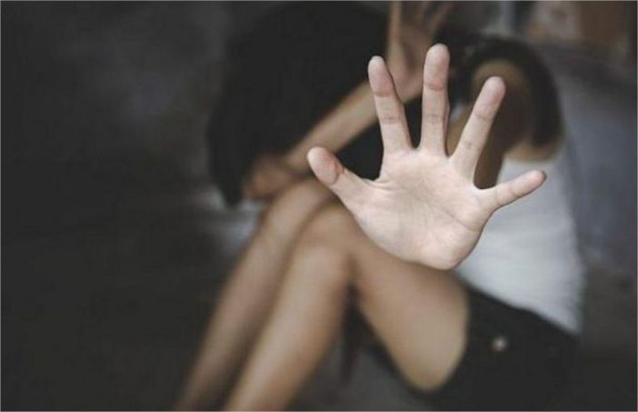 Aluno estupra menina de 13 anos com ajuda de cinco colegas em banheiro de escola em VG