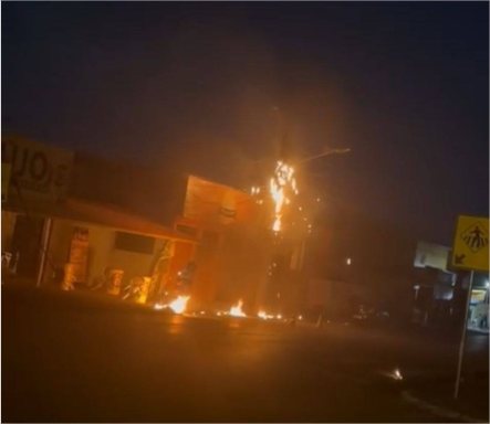 Vídeo de poste pegando fogo assusta motoristas na Avenida Pernambuco, em Cuiabá