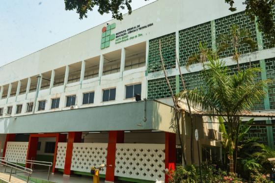 Professor do IFMT acusado de filmar partes íntimas de alunas em aula é afastado do cargo