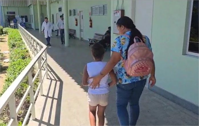 Menina de 9 anos recebe alta após mãe queimar suas mãos com ovos ferventes