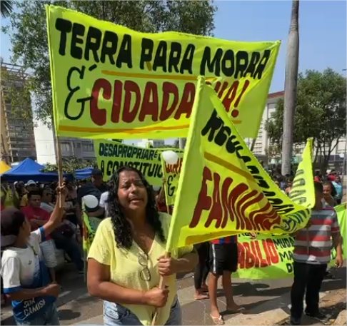 Moradores do Contorno Leste lotam praça da prefeitura para cobrar moradias