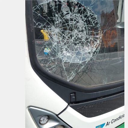 Três ônibus de Cuiabá são apedrejados na praça Bispo Dom José