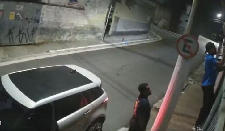 Ex-atacante do Cuiabá chuta portão e tenta invadir casa de namorada; veja vídeo