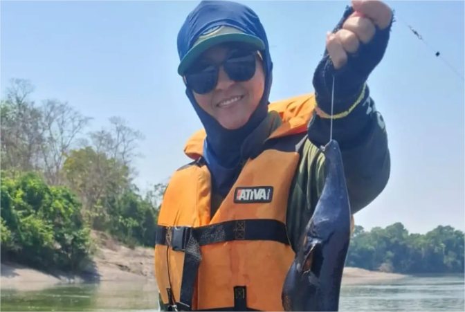 Pescadoras fisgam peixe exótico no Rio Teles Pires; veja vídeo