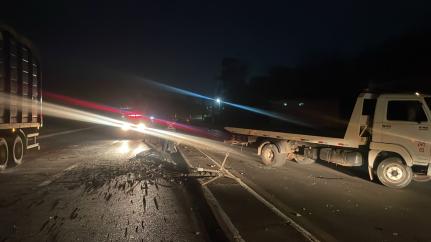 Motorista derruba poste e foge deixando carro em avenida