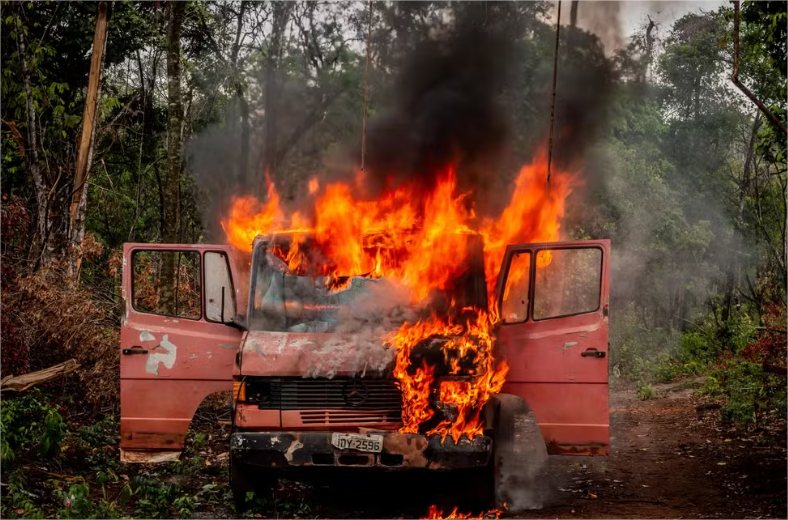 Indígenas reagem à presença de madeireiros e queimam maquinários usados em terra demarcada em MT; veja imagens