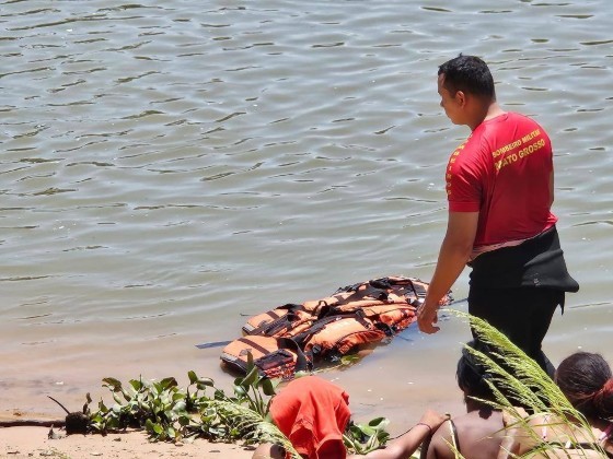Mergulhadores resgatam corpo de menor que se afogou no Rio Paraguai