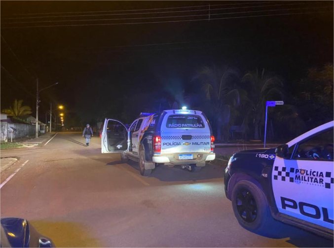 Criminoso sequestra adolescente em furto de caminhonete e é baleado pela PM