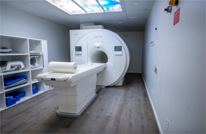 Prefeito entrega aparelho de ressonância e Cuiabá dobra capacidade de exames