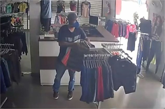 Vídeo: Quadrilha aterroriza em roubo de loja em VG e espanca funcionária