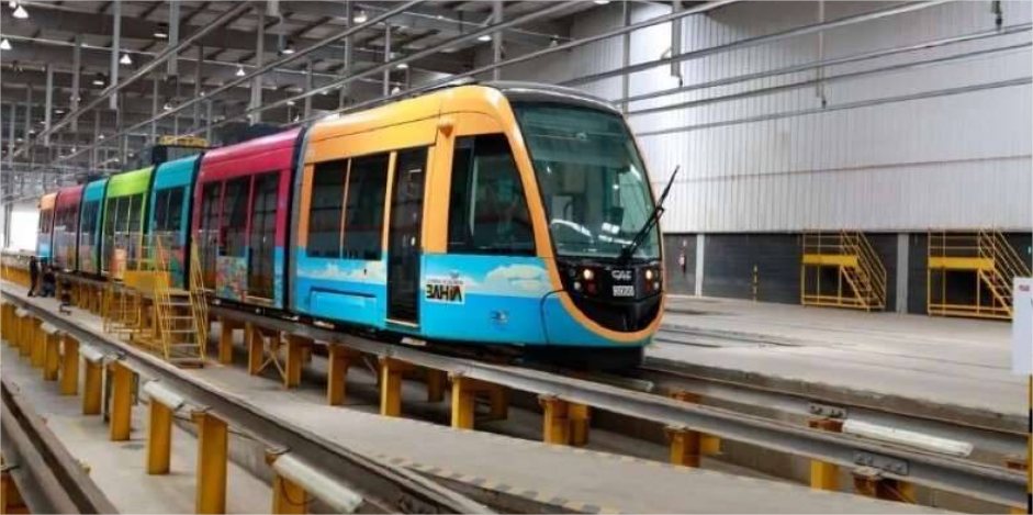 Vagões do ‘VLT cuiabano’ vendidos para Salvador ganham cores e já estão andando sobre trilhos