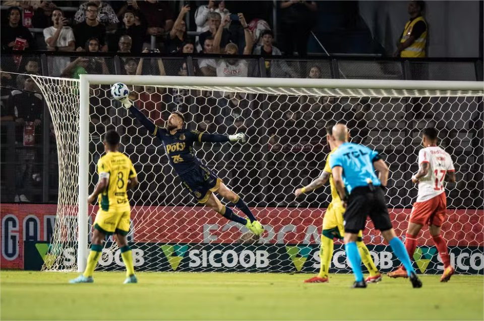 Walter, ex-Cuiabá, é o goleiro com maior média de defesas por jogo no Brasileirão; veja o ranking