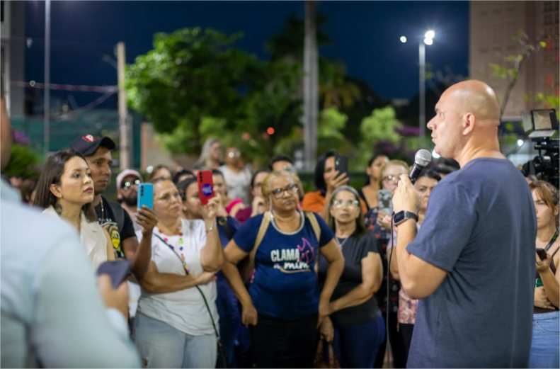 Em reunião na praça, Abilio reforça diálogo e busca consenso com servidores