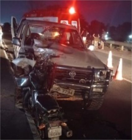 Motorista de Hilux mata piloto em acidente e apanha de populares