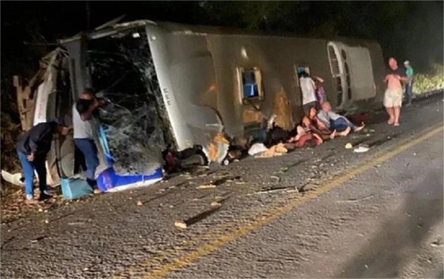 Ônibus bate em banco de areia, capota e deixa pelo menos 15 mortos em rodovia