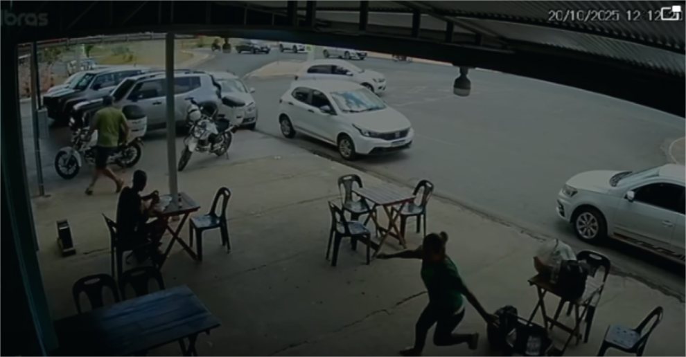 Vídeo mostra momento em que Palio invade comércio e clientes correm para escapar