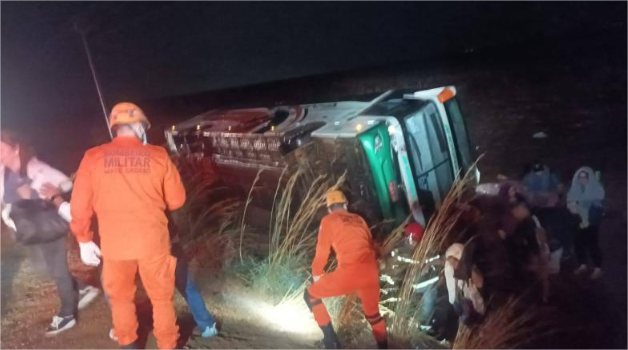 Ônibus com 33 passageiros tomba em rodovia; nove pessoas ficam feridas