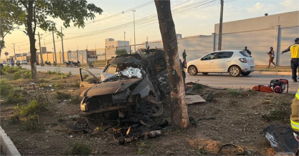 Motorista bate em árvore na Avenida das Torres e morre preso às ferragens; veja vídeo