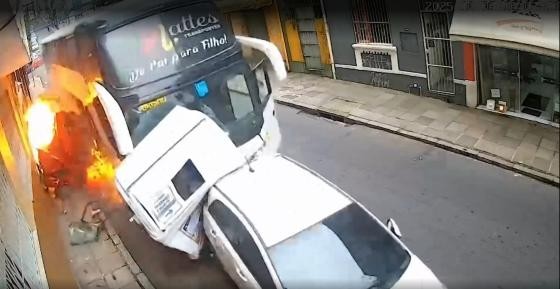 Vídeo mostra ônibus de excursão com adolescentes pegando fogo após colisão