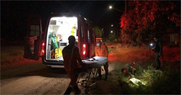 Adolescente de 17 anos é baleado em campo de futebol e morre no hospital