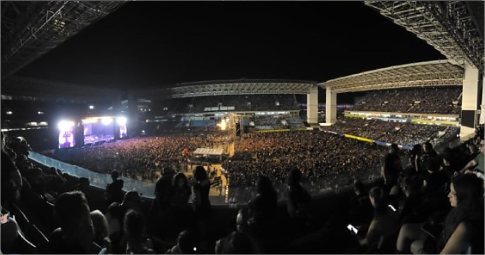 Raimundos levanta público na Arena Pantanal enquanto fãs aguardam Guns N’ Roses; vídeos