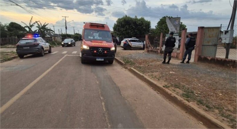 Homem é baleado após investir contra policial em base da PM em cidade de MT