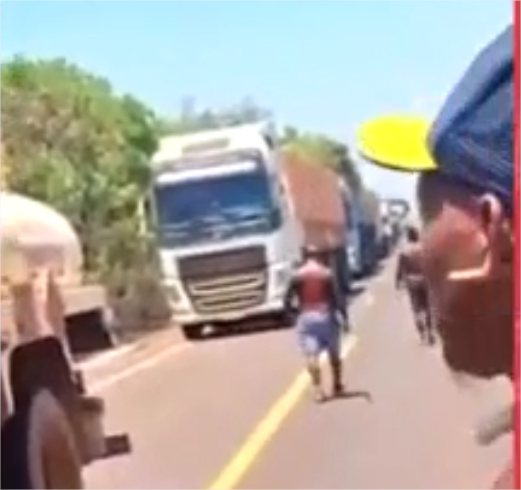 Vídeo: Indígenas bloqueiam trecho da BR-158 para cobrar laudo de acidente