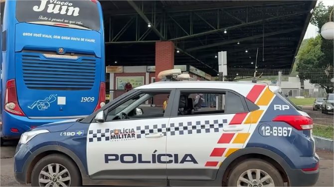 Membros do Comando Vermelho invadem ônibus em rodoviária e matam jovem com tiros no tórax