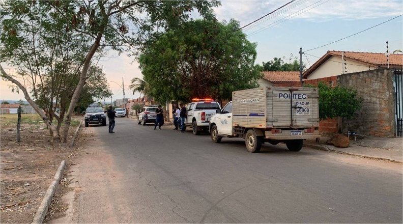 Bandidos se passam por policiais para executar jovem dentro de casa