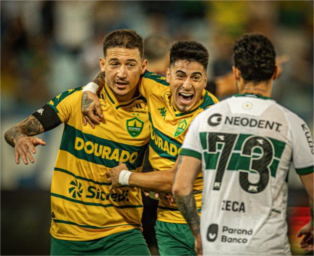Cuiabá perde pênalti, mas vence o Coritiba e segue na briga pelo acesso; veja gol