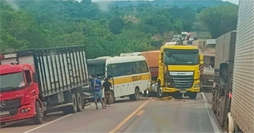 Engavetamento envolve ônibus escolar, carreta e caminhão na BR-163 no Nortão