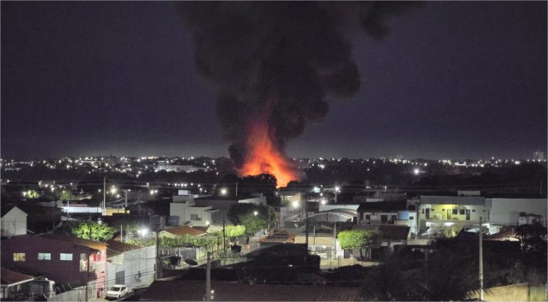 Incêndio de grandes proporções destrói fábrica em Cuiabá; veja vídeo