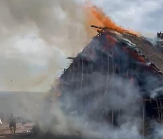 Vídeo: Casa indígena pega fogo no interior de MT e comunidade se mobiliza para conter chamas