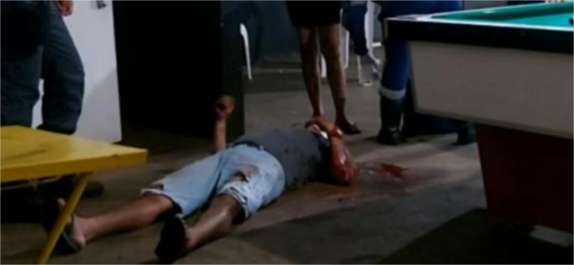 Homem é agredido na cabeça com golpe de picareta em bar de MT