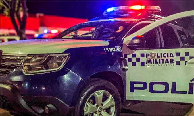 Motorista de Hilux fura barreira, foge na contramão e atira contra PM