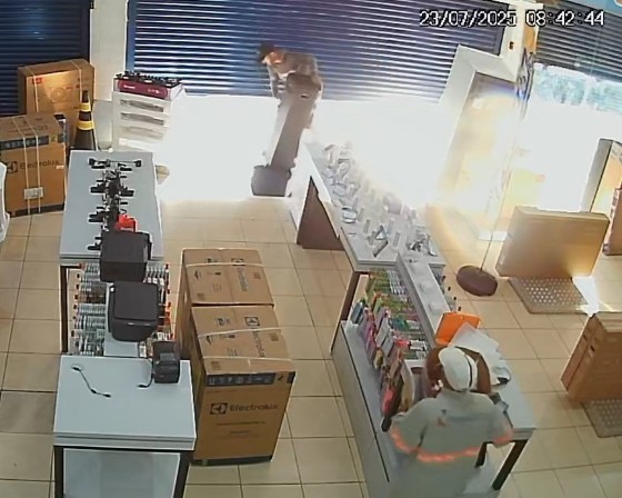 Polícia prende suspeitos de roubo a loja de eletrodomésticos em Cuiabá; vídeo