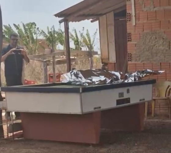 Homem passa mal e morre em cima de mesa de sinuca de bar; vídeo