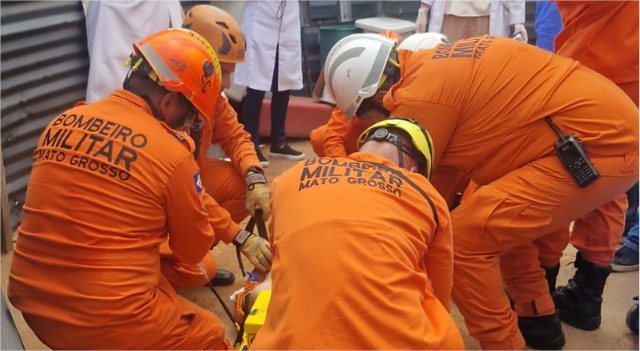 Professor que passou 14h em caixa d’água de supermercado se joga de obra do Pronto-Socorro de VG